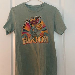 VINTAGE STYLE GRAPHIC TEE - Women's SIZE SMALL - Short-sleeve T-Shirt